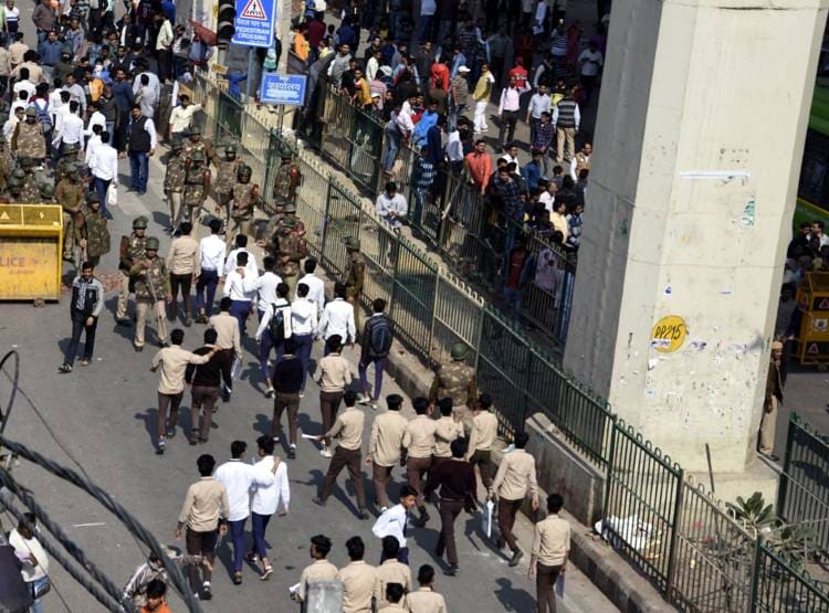 मौजपुर: सीने पर तनी थी पिस्तौल, फिर भी हिंसक भीड़ के सामने खड़ा रहा कॉन्स्टेबल