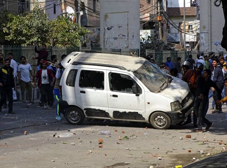 द‍िल्ली में ह‍िंसा भड़की, पेट्रोल पंप फूंका, कई घरों में लगाई आग