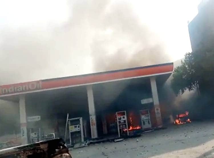 टैंक में आग लगा दो...टैंक में आग लगा दो...कहते हुए कार और बाइक फूंके