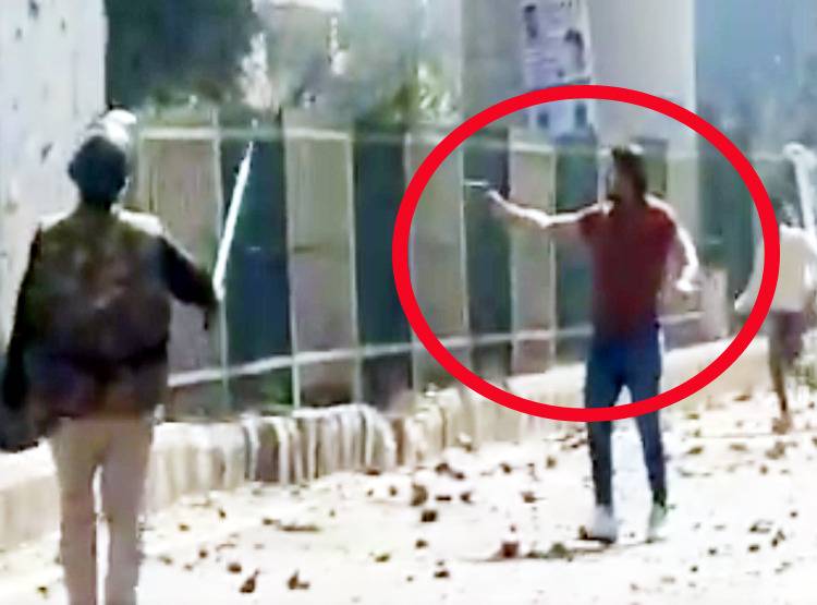 द‍िल्ली में ह‍िंसा भड़की, पेट्रोल पंप फूंका, कई घरों में लगाई आग