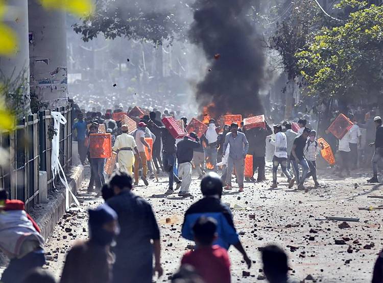 द‍िल्ली में ह‍िंसा भड़की, पेट्रोल पंप फूंका, कई घरों में लगाई आग