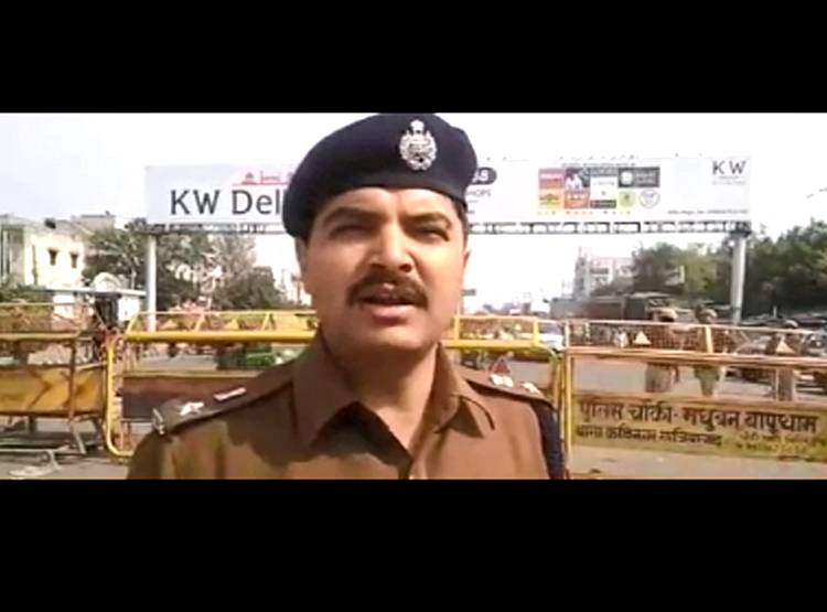 यूपी पुल‍िस ने मानवता के ल‍िए लांघी 'सीमा', बचाई ऑटो चालक जान