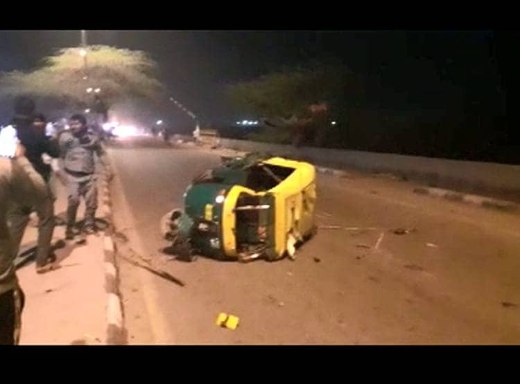 यूपी पुल‍िस ने मानवता के ल‍िए लांघी 'सीमा', बचाई ऑटो चालक जान