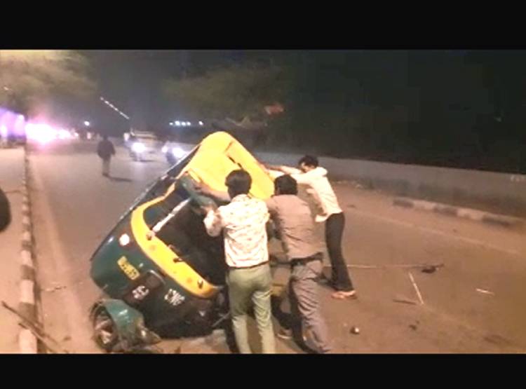 यूपी पुल‍िस ने मानवता के ल‍िए लांघी 'सीमा', बचाई ऑटो चालक जान