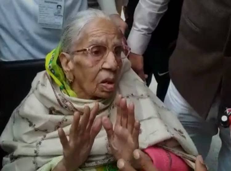 दिल्ली चुनाव की सबसे ताकतवर तस्वीर, 110 साल की महिला ने डाला वोट