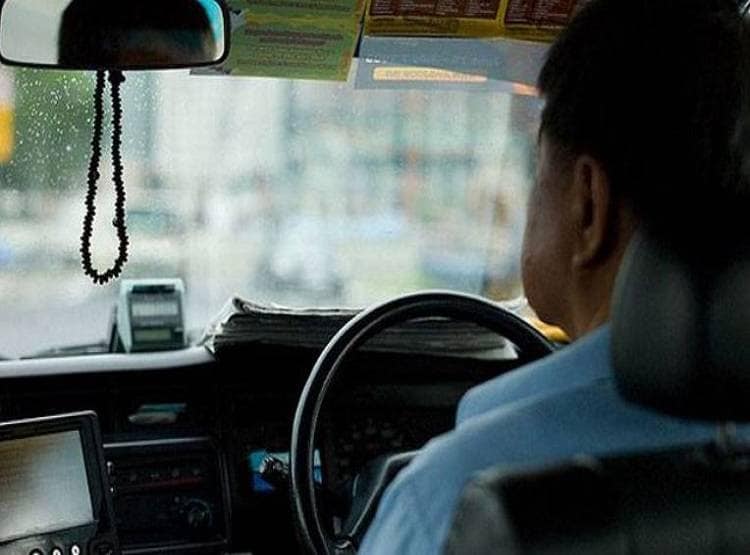 महिला वकील जा रही थी कोर्ट, कैब ड्राइवर सामने ही करने लगा मास्टरबेट