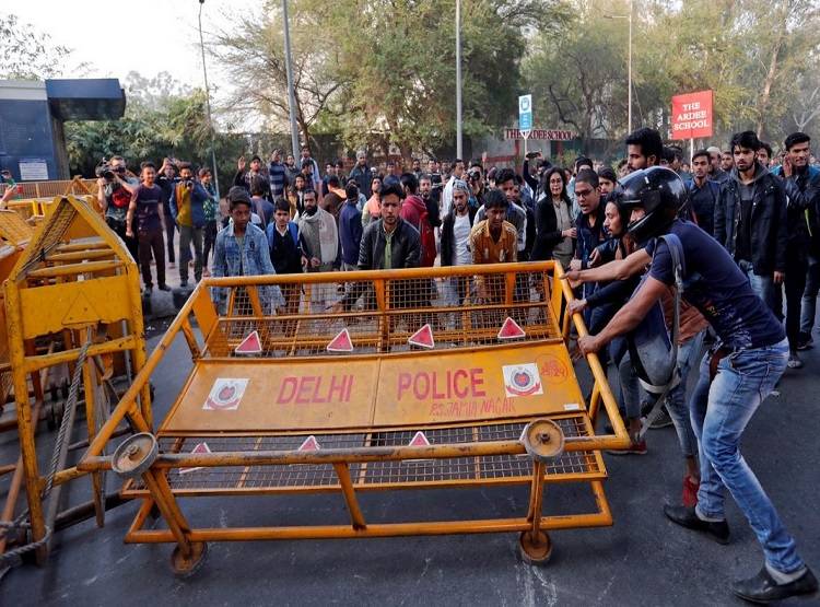 जामिया में फिर बवाल, CAA का विरोध कर रहे छात्रों पर बरसीं लाठियां, देखें तस्वीर