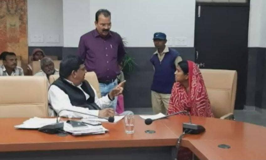 'मैं जिंदा हूं', 2 साल से ये साबित करने में जुटी है महिला, मान नहीं रहे अफसर