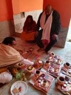 12,000 KM दूर से आकर गंगा में विसर्जित की कुत्ते की अस्थियां