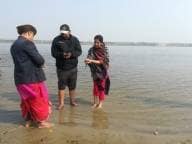 12,000 KM दूर से आकर गंगा में विसर्जित की कुत्ते की अस्थियां