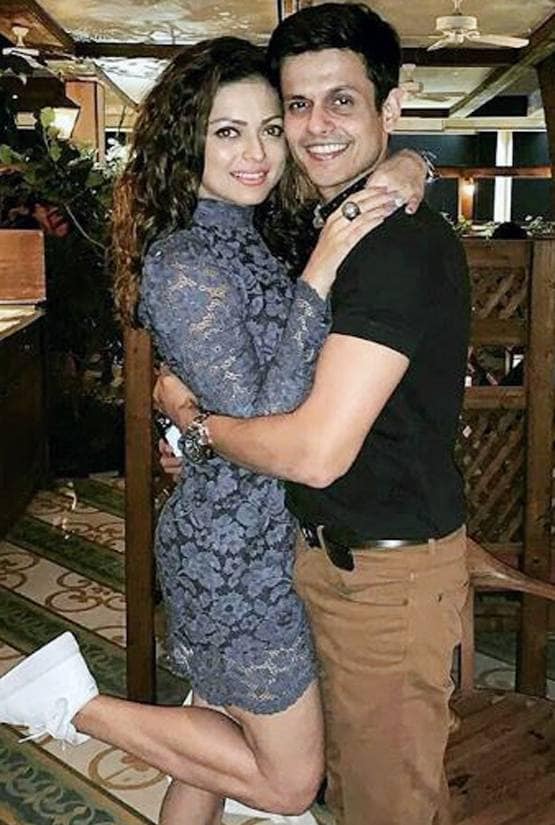 वेडिंग एनिवर्सरी पर दृष्टि ने शेयर की खास तस्वीर, पति को KISS करती आईं नजर