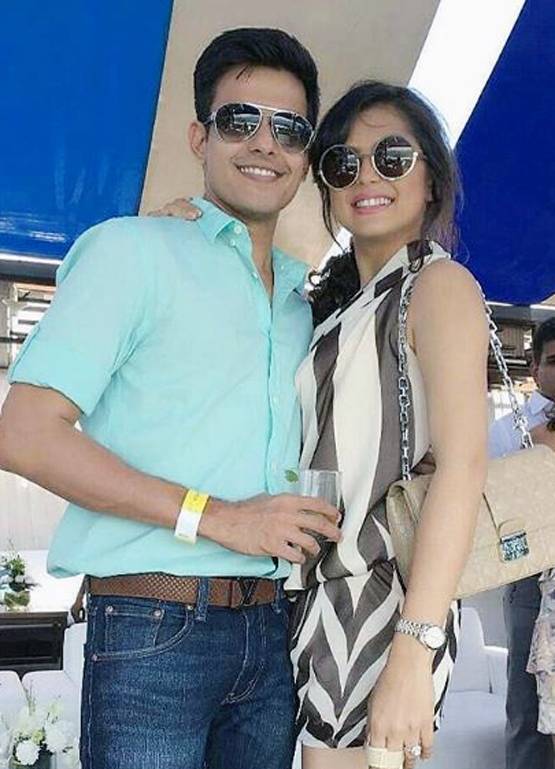 वेडिंग एनिवर्सरी पर दृष्टि ने शेयर की खास तस्वीर, पति को KISS करती आईं नजर