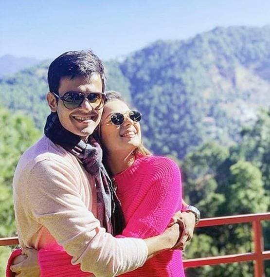 वेडिंग एनिवर्सरी पर दृष्टि ने शेयर की खास तस्वीर, पति को KISS करती आईं नजर