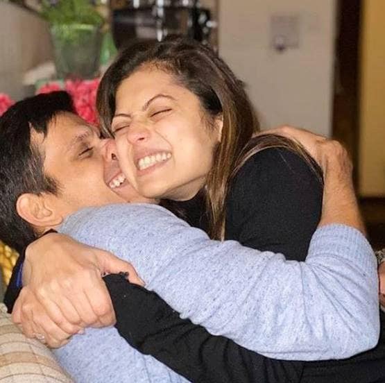 वेडिंग एनिवर्सरी पर दृष्टि ने शेयर की खास तस्वीर, पति को KISS करती आईं नजर