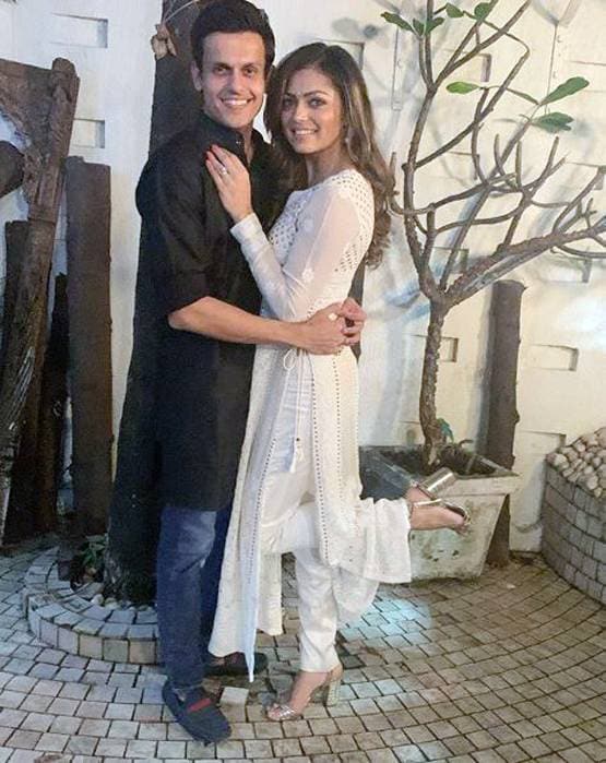 वेडिंग एनिवर्सरी पर दृष्टि ने शेयर की खास तस्वीर, पति को KISS करती आईं नजर