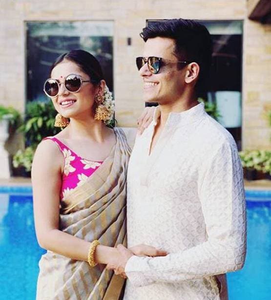 वेडिंग एनिवर्सरी पर दृष्टि ने शेयर की खास तस्वीर, पति को KISS करती आईं नजर