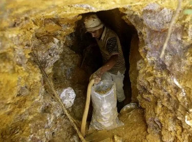 सोनभद्र में जहां मिला सोने का खजाना, वहां 10000 लोगों की जिंदगी बर्बाद