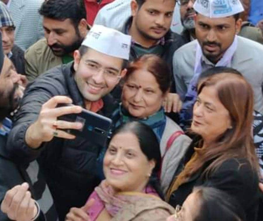 AAP का यह उम्मीदवार मांगने जाता है वोट तो मिलने लगता है शादी का प्रस्ताव