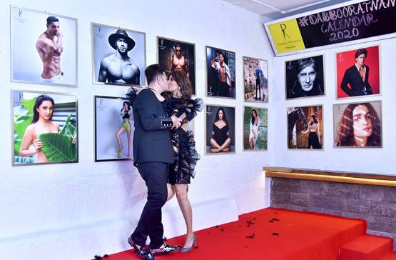 डब्बू रतनानी ने कैलेंडर लॉन्च में किया पत्नी को KISS, दिखे ये स्टार्स