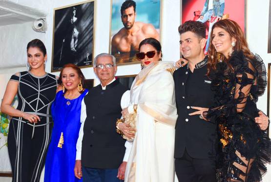 डब्बू रतनानी ने कैलेंडर लॉन्च में किया पत्नी को KISS, दिखे ये स्टार्स