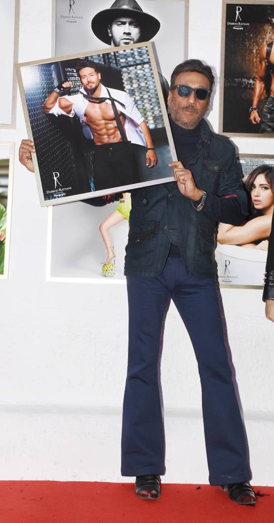 डब्बू रतनानी ने कैलेंडर लॉन्च में किया पत्नी को KISS, दिखे ये स्टार्स