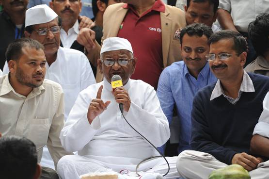 अफसर से समाज सेवा, फिर बनाई AAP, रोचक है आम आदमी तक पहुंचने का ये सफर