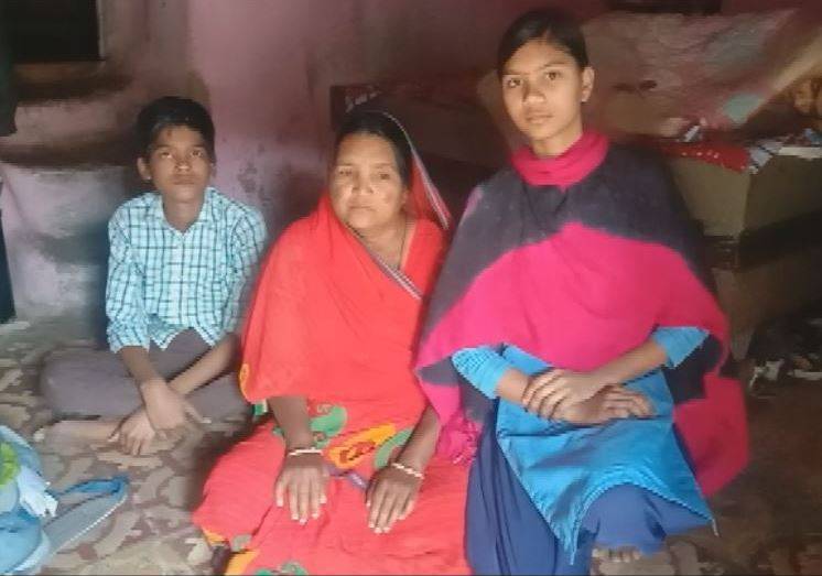 'मैं जिंदा हूं', 2 साल से ये साबित करने में जुटी है महिला, मान नहीं रहे अफसर