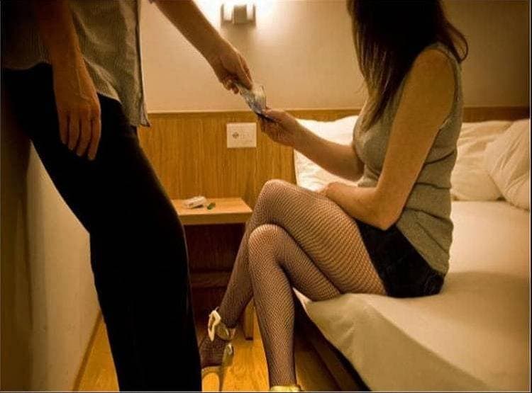 ब्यूटी पार्लर में छापा मारते ही दंग रह गई पुलिस, चल रहा था सेक्स रैकेट