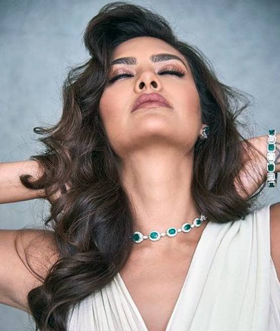 ईशा गुप्ता की बिकिनी फोटोज वायरल, अदाएं देख क्रेजी हुए फैन्स