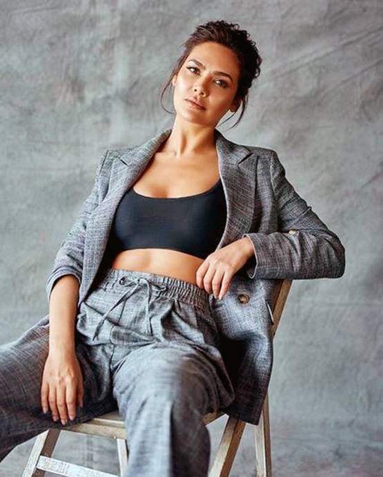 ईशा गुप्ता की बिकिनी फोटोज वायरल, अदाएं देख क्रेजी हुए फैन्स