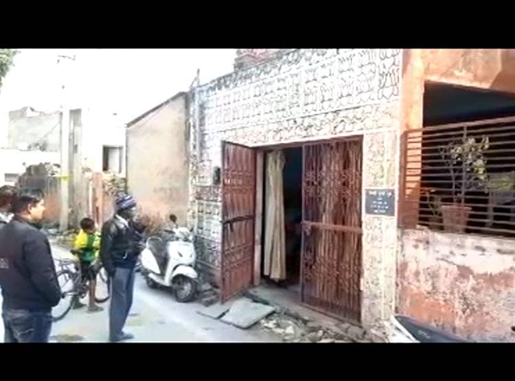 बेटी ने प‍िता को पीटकर मारा, खून साफ क‍िया, फ‍िर चली गई सोने