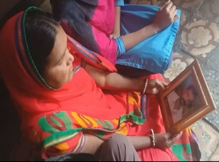 'मैं जिंदा हूं', 2 साल से ये साबित करने में जुटी है महिला, मान नहीं रहे अफसर