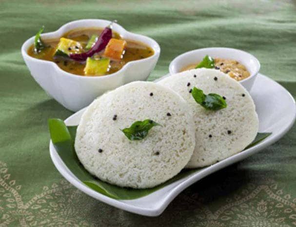 चाय में डुबोकर खाई इडली, लोगों ने बताया पाप, देने लगे गालियां