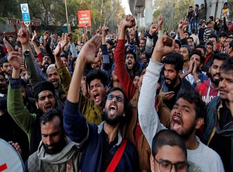 जामिया में फिर बवाल, CAA का विरोध कर रहे छात्रों पर बरसीं लाठियां, देखें तस्वीर