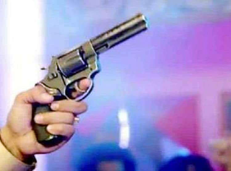 बीवी-बेटी पर फौजी ने चलाई गोली, घायल लड़की ने भी बाप पर किया फायर