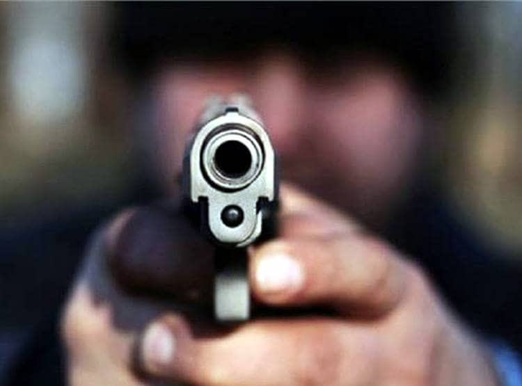 बीवी-बेटी पर फौजी ने चलाई गोली, घायल लड़की ने भी बाप पर किया फायर