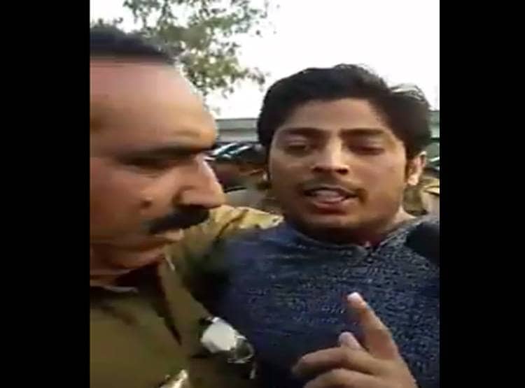 शाहीनबाग में युवक ने चलाईं गोलियां, कहा- ये सिर्फ हिन्दुओं का देश