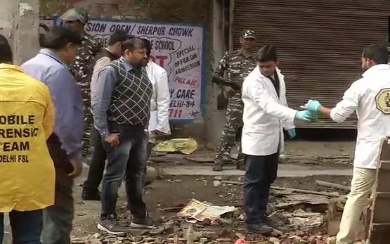 दिल्ली हिंसा: जगह-जगह मिल रही ये गुलेल, दागे गए थे पेट्रोल बम