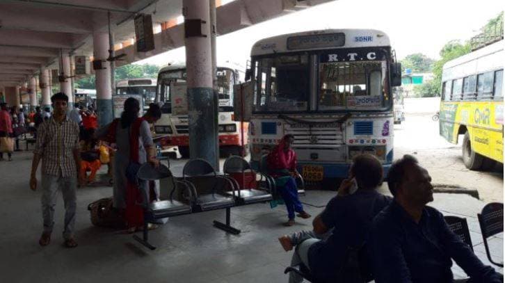 नहीं मिली लिफ्ट तो सरकारी बस चुराकर पहुंच गया अपनी मंजिल