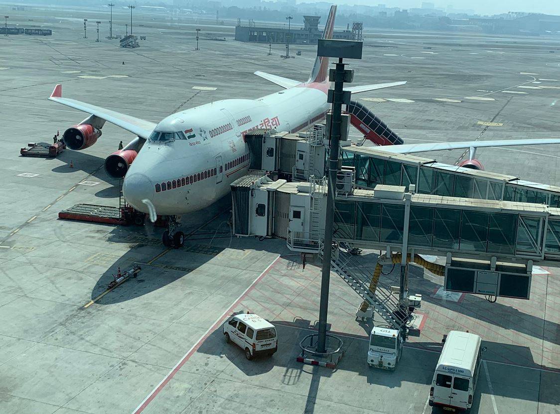 उड़ान भरने वाला था विमान तभी रनवे पर आ गए जीप और इंसान, और फिर...