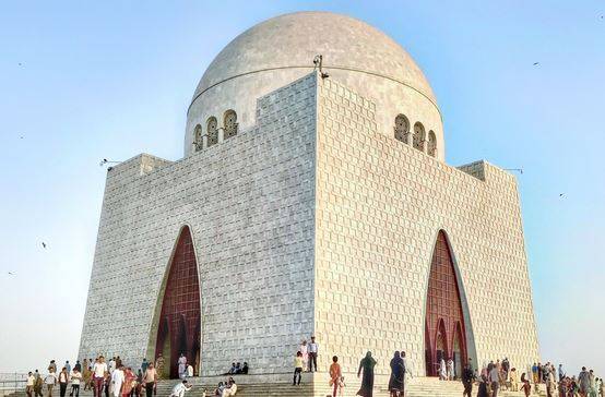 जिन्ना की मजार के सामने लड़की ने किया डांस, PAK में मचा बवाल