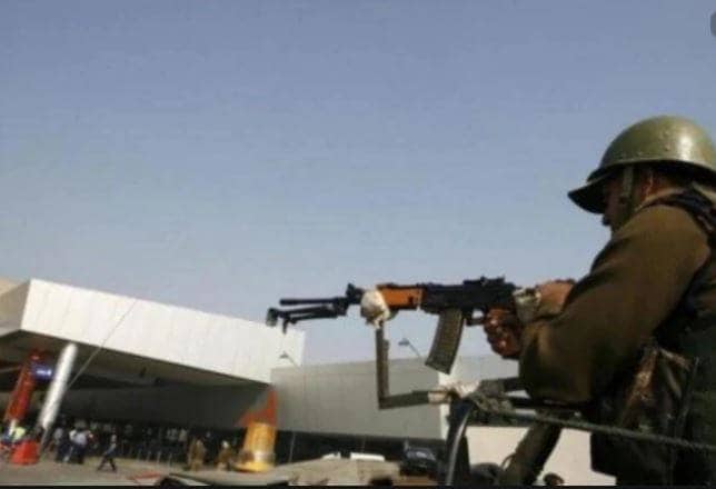 महिला की ली तलाशी तो चौंक गए अधिकारी, प्राइवेट पार्ट में छिपा रखा था सोना