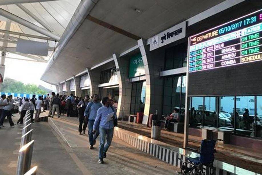 महिला की ली तलाशी तो चौंक गए अधिकारी, प्राइवेट पार्ट में छिपा रखा था सोना