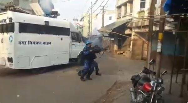 CAA को लेकर अलीगढ़ में बवाल, भीड़ ने पुलिस पर की पत्थरबाजी, भयावह तस्वीरें