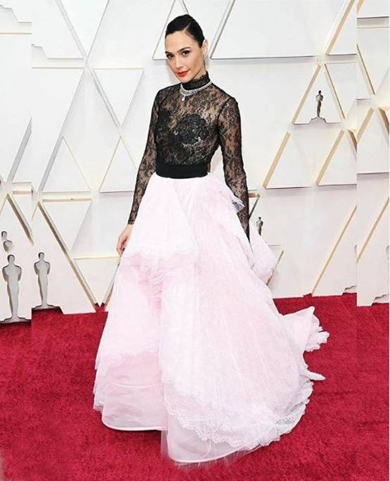 Oscar 2020: रेड कारपेट पर सेलेब्स दिखे अनोखे लुक में, वायरल हुईं तस्वीरें