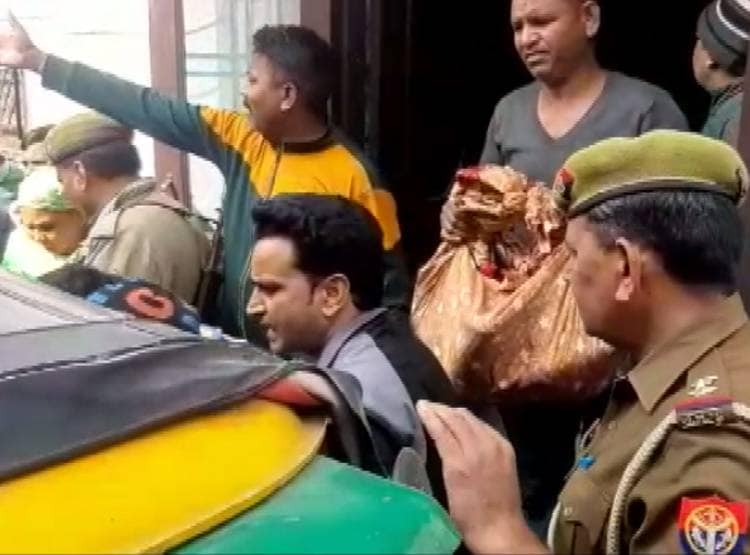 दीवार पर लिखा- पत्नी लड़कों से बात करती है, फैमिली को मारकर सुसाइड