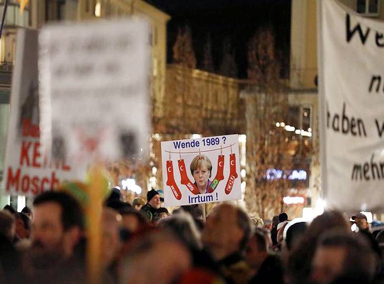 जर्मनी में मुस्लिमों के खिलाफ सड़कों पर उतरे लोग, 12 मस्जिद उड़ाने की साजिश बेनकाब