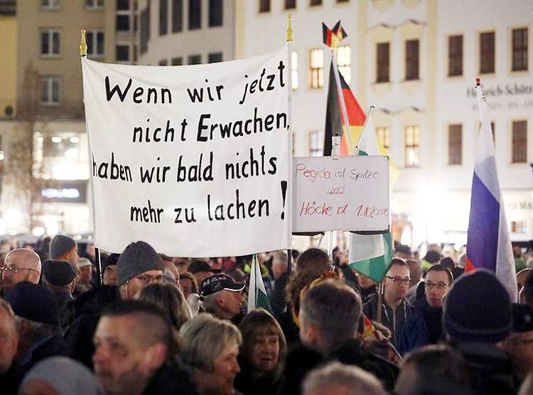 जर्मनी में मुस्लिमों के खिलाफ सड़कों पर उतरे लोग, 12 मस्जिद उड़ाने की साजिश बेनकाब