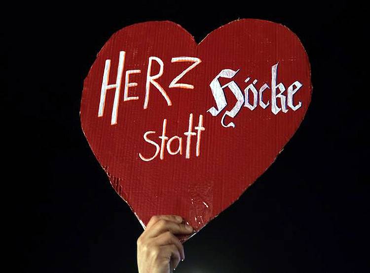 जर्मनी में मुस्लिमों के खिलाफ सड़कों पर उतरे लोग, 12 मस्जिद उड़ाने की साजिश बेनकाब