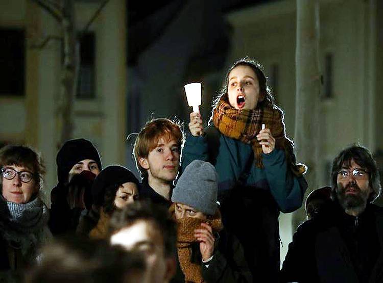 जर्मनी में मुस्लिमों के खिलाफ सड़कों पर उतरे लोग, 12 मस्जिद उड़ाने की साजिश बेनकाब